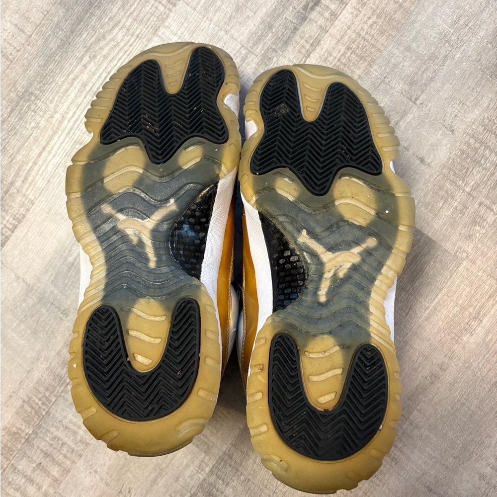 Jordan 11’s Retro Men’s Size 8.5 Gold & White - Picture 7 of 10
